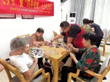 长沙市望城区白芙塘社区：情聚七夕 巧手制扇