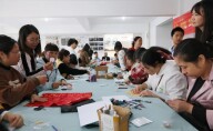 传承非遗宋锦 点亮同行微光——安仁县开展“锦绣非遗 温暖同行”亲子手工助残公益活动