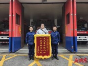 早高峰公交站旁突发事故 长沙消防员暖心施救获赠锦旗