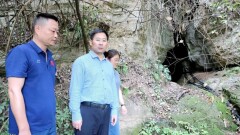 石门：李长春督导溶洞垃圾清理工作