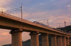 穿山而过的城际快车