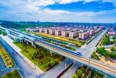 城铁驶过家门口