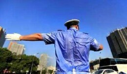 高温下的“交警蓝”