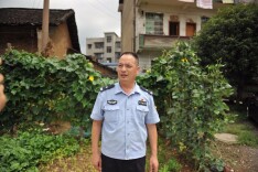 “我是警察，放开他，让我来！”