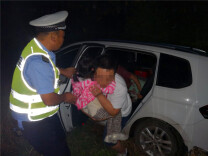 中秋节忙夜巡 交警救下一家人