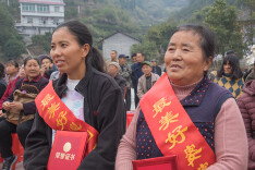 组图 大陂流村举行“感党恩、听党话、跟党走”最美扶贫人物评选暨文艺汇演活动