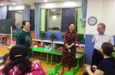 湖南残疾人康复中心教师“牵着蜗牛去散步”