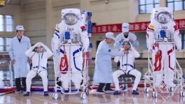 航天员从空间站回来为何一直都坐着？