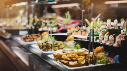 吃自助餐时，为啥总感觉没吃多少就饱了？