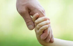 记忆|我的“拐杖养父”覃东荣