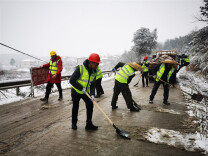 涟源市农村公路建设养护中心：战冰雪，保路通人安