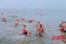 冬泳健儿雪中畅游南湖