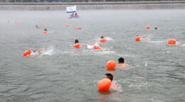 双牌：40余名冬泳爱好者畅游潇水 缅怀伟人