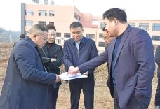 邓伟谋到汽运物流园、农批市场、工程机械物流园、中材钨业项目选址地调研