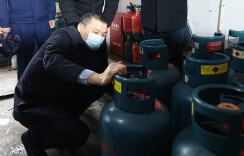 邓伟谋检查城区餐饮场所燃气安全工作