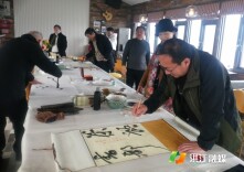 洪江市：书画家义务写春联，墨香送福暖人心