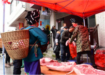 湘西凤凰：赶集办年货 苗乡年味浓