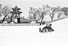 颐和园首次开放雪场 全市最大雪圈滑道迎客