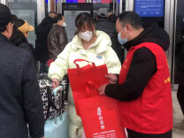 双峰县人社局组织“温暖回家路”系列公益活动