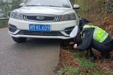 操作不当陷入泥沟，双牌交警偶遇全力助推