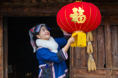 新春走基层丨打糍粑贴春联 红红火火过大年