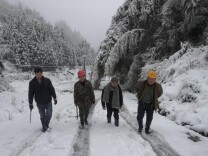 洪江市湾溪乡：冰雪中的坚守 温暖了寒冬