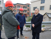 刘杰检查道路交通安全和电力供应