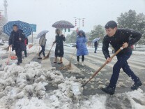 洪江市：禁毒志愿者齐扫雪 清扫街道暖民心
