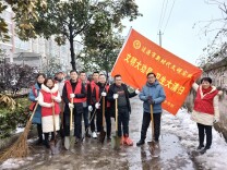 涟源：3000名干部上街扫雪除冰