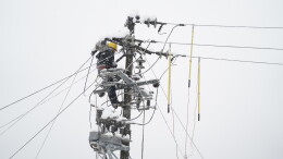 暴雪中的“孤勇者”——暴雪突袭线路损，全力抢修保供电