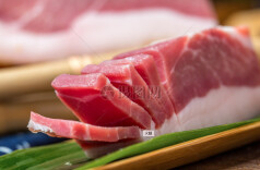 市场解码丨猪肉概念走强，新希望等多只个股涨停，猪价要涨了？