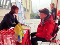 长沙水业集团启动系列学雷锋活动 “蓝马甲 ”走街串巷深入社区开展志愿服务