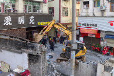 泸溪城管对县城百纺片区开展“拆违”行动