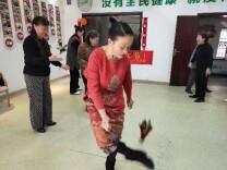 键子飞针拉近彼此距离 望月湖30余名居民共庆“三八”妇女节