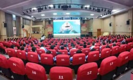 “江豚爸爸”把“洞庭精灵”的故事讲给孩子们听