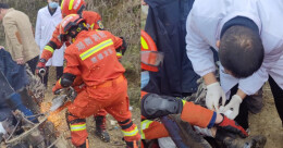 农民双腿被卡农机 桃源消防紧急救援