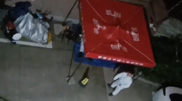 上海“大白”深夜躺地上休息 楼上大哥看到隔空喊话：到我车里睡吧！