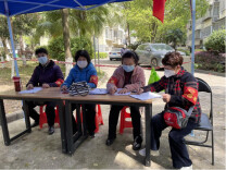 家门口的守护者——坚守“疫”线的“70后”楼栋长