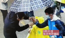 有爱！小学生为雨中晨检老师撑伞