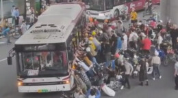 这一幕看到泪目！数十人瞬间集结合力抬公交救人