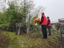 金石镇河联村志愿者开展清明节代为祭扫活动