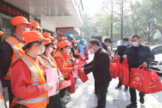 娄星区总工会：为防疫工作者送上防疫物资礼包