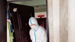 大白爸爸发放蔬菜女儿没认出来喊叔叔 爸爸：我是你爹，不用谢