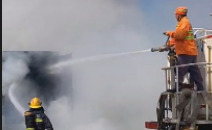 梦幻联动！环卫大爷携洒水车助力消防员灭火