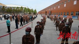 战“疫”线上党旗飘