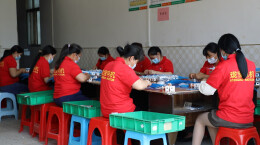 江华：“宝妈”生产线进乡镇 让农村妇女在家门口就业