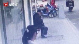 84岁拄拐老人捡2.4万元原地等失主