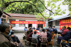 泸溪县自然资源局到洗溪镇联点村召开院坝会