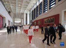 中国冰雪军团参观《复兴之路》展览