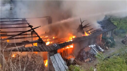 凤凰县山江镇千潭村民房发生火灾 消防快速灭火